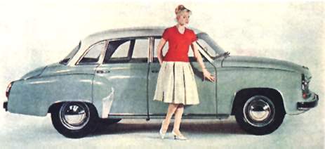 Frau vor blauer Limousine