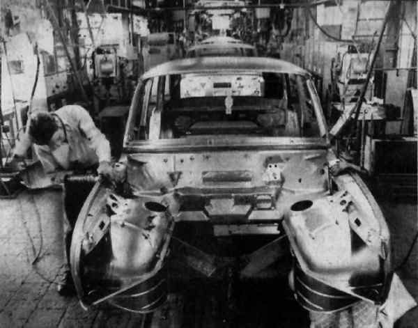 Taktstraße beim 353-Karosseriebau